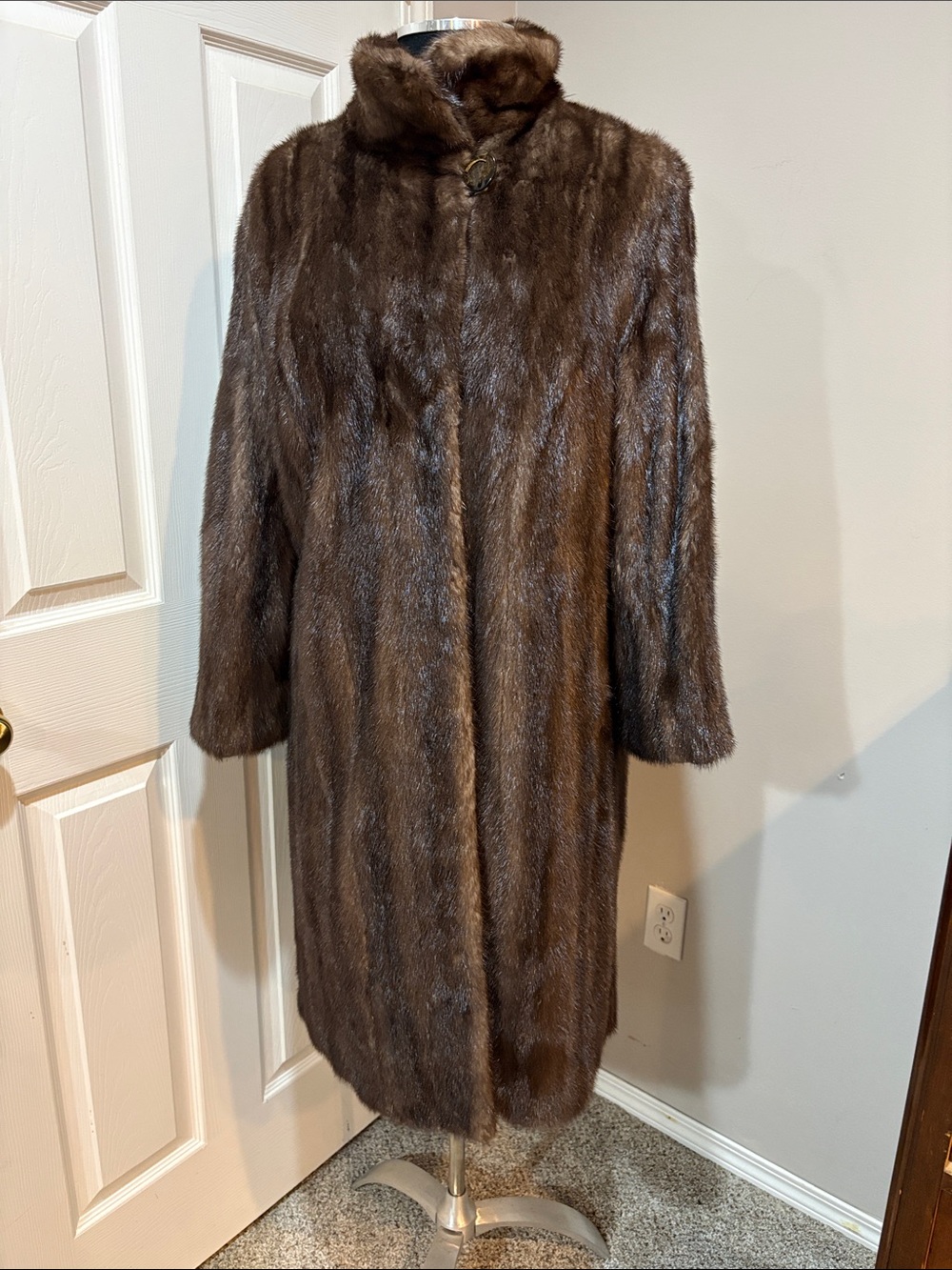 Classic Iris Mink  Real Fur Long Coat for Women Sz M-L. In mint condition. 25A